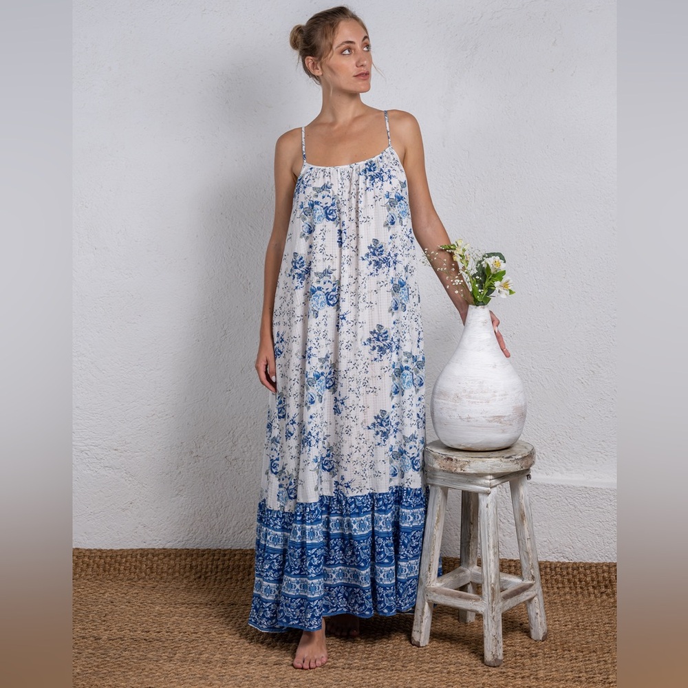 Mira Boutique blue and white floral maxi dress 🪩
